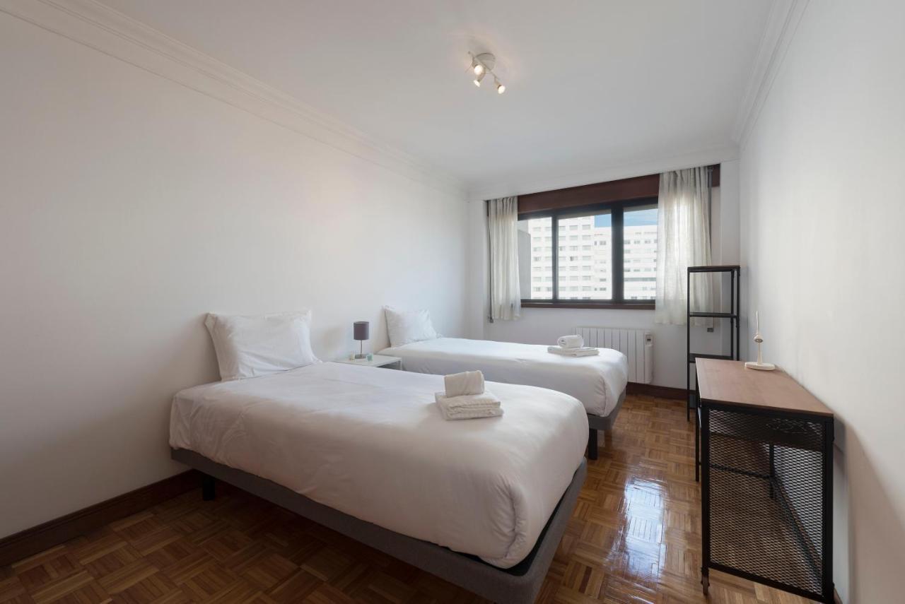 Lovelystay - Charming 3Br Flat W/ Free Parking In Devesas فيلا نوفا دي غايا المظهر الخارجي الصورة